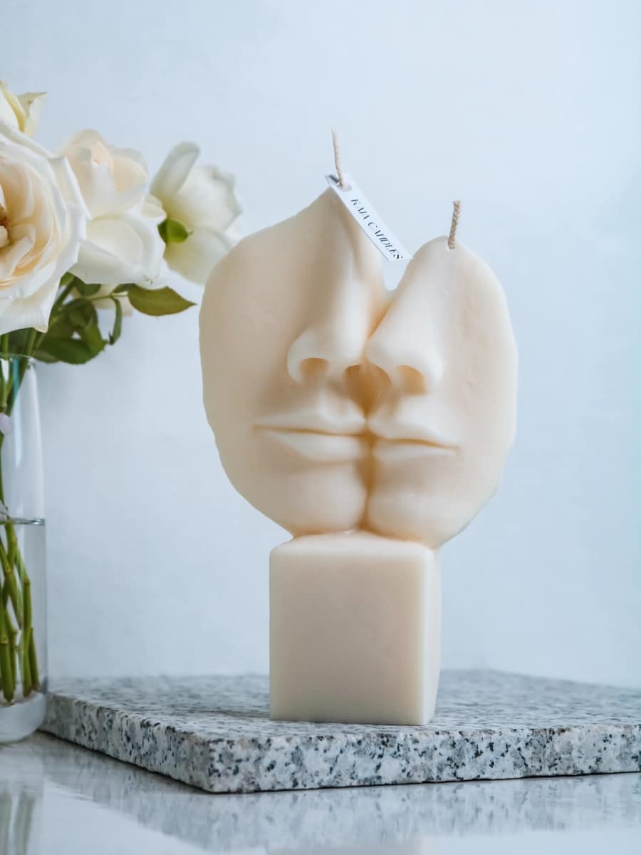 Kiss Sculpture - imagine 6